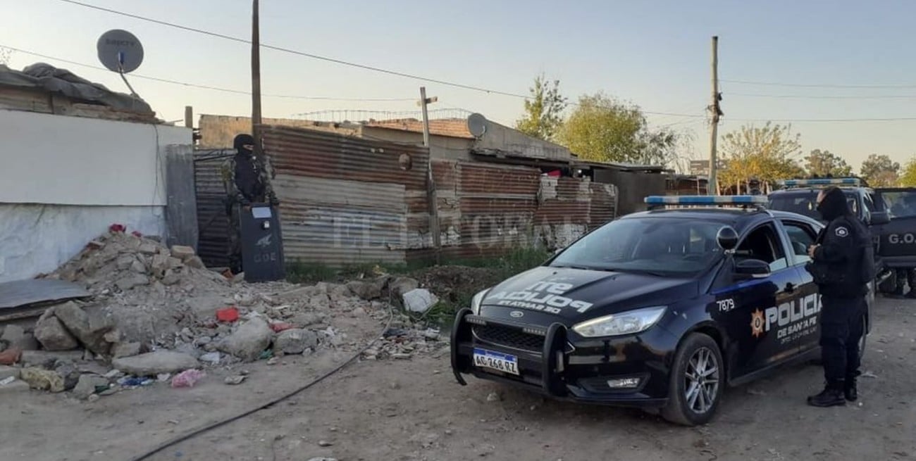 Allanamientos en Los Hornos y en barrio Coronel Dorrego