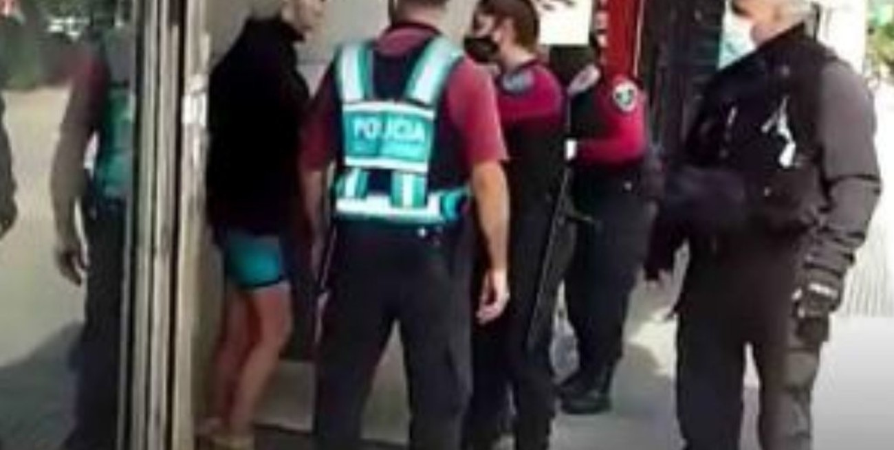 Detuvieron a Leevon Kennedy por robar quesos, edulcorantes y ajos en un supermercado