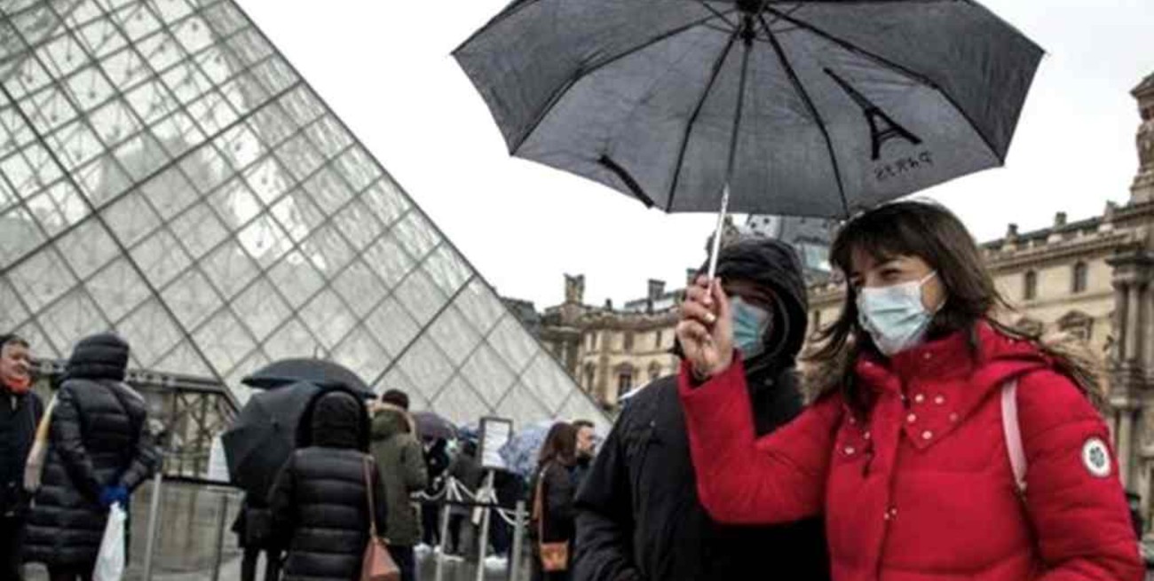 Médicos sostienen que Francia "perdió el control del coronavirus" y piden más restricciones