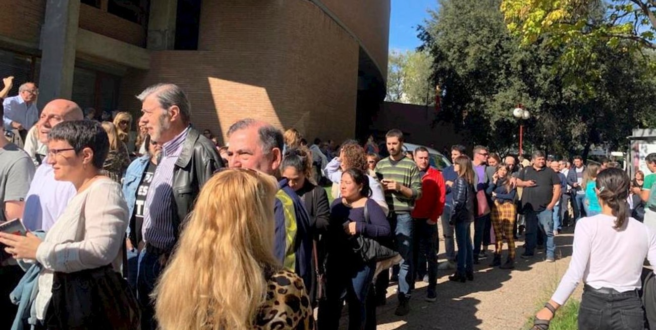 Hay largas colas de argentinos esperando para votar en Madrid