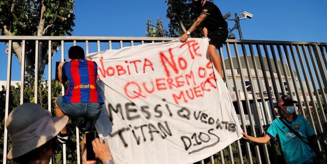 La protesta de los hinchas azulgranas: que se quede Messi, que se vaya Bartomeu