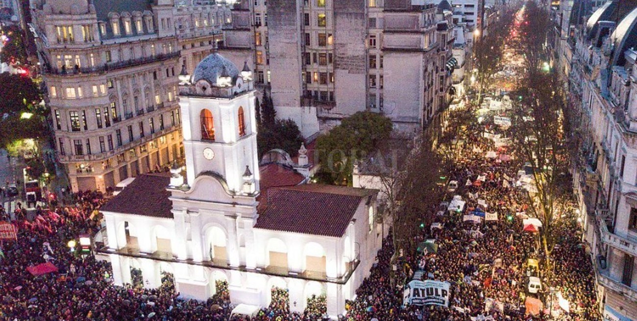 Masiva marcha en defensa de la educación universitaria