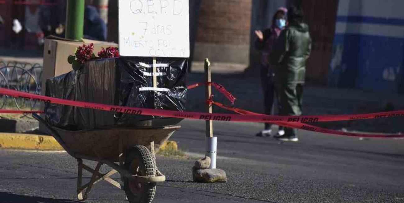 Bolivia: vecinos protestaron ante las autoridades con un féretro para exigir fosas