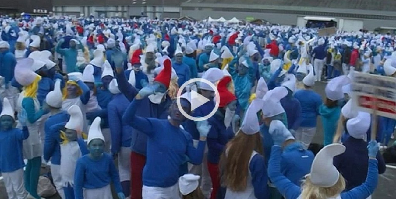 En medio de la pandemia: miles de franceses se difrazaron de pitufos para batir un record