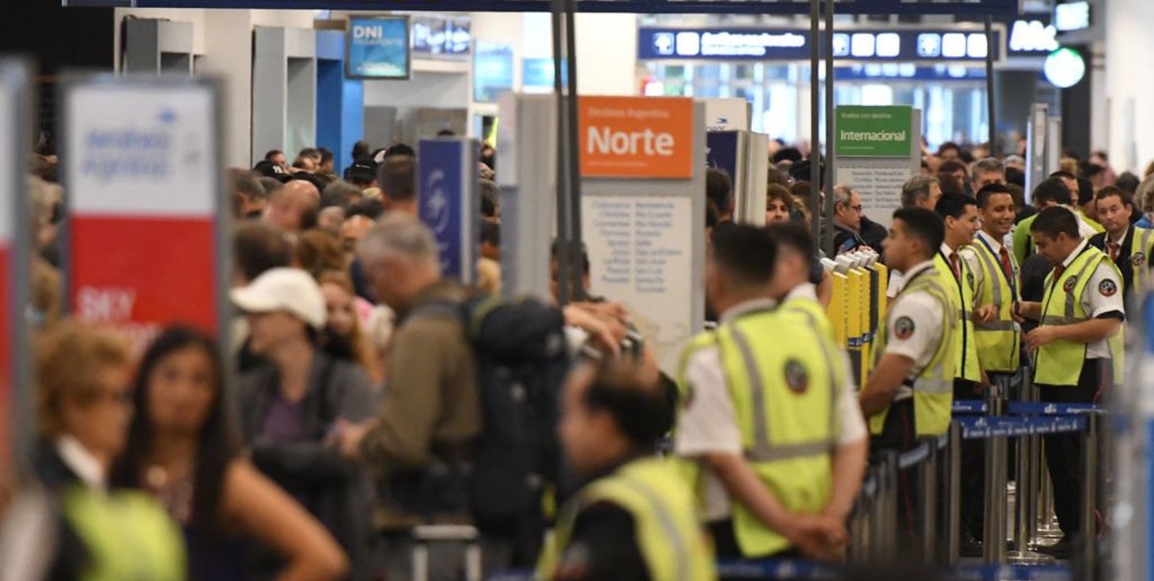 Aeronavegantes realizan protestas en Aeroparque pero los vuelos operan con normalidad