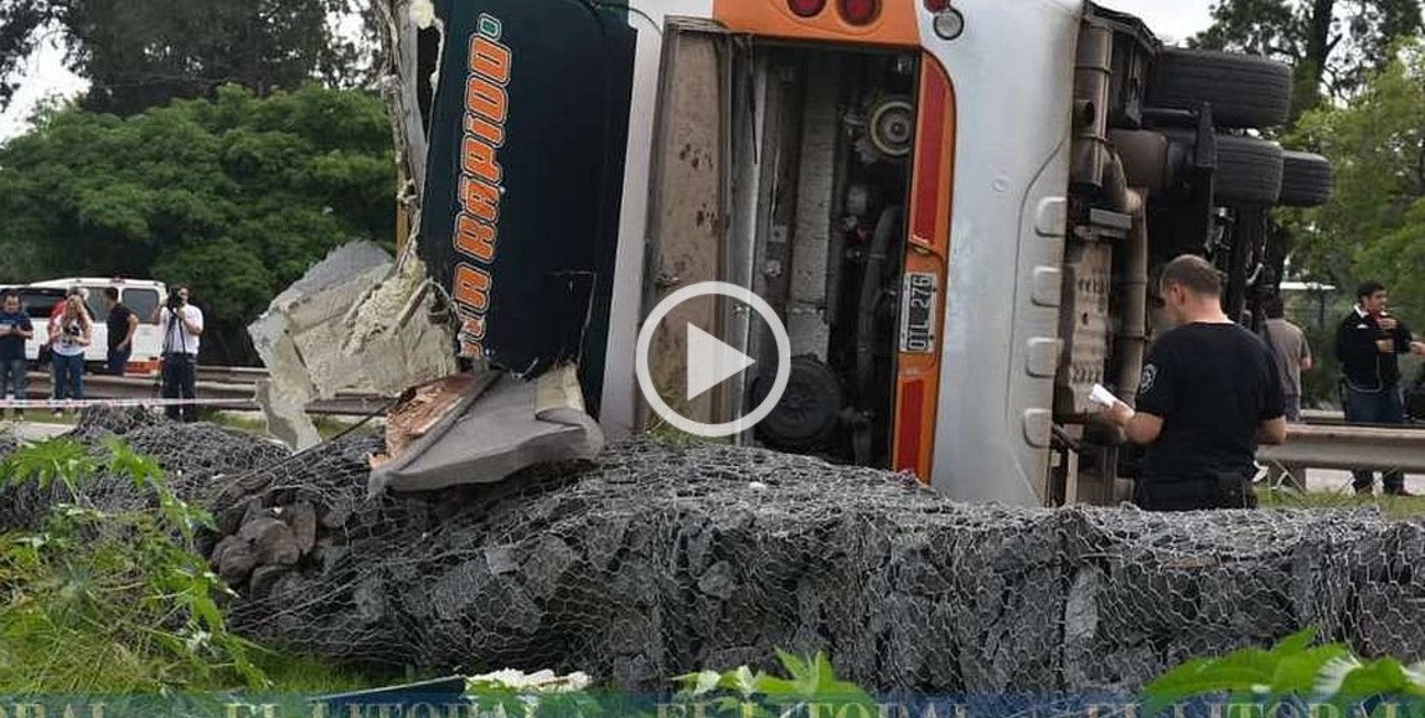 "Pateé el vidrio y me metí en el colectivo. Adentro era caos y griterío"