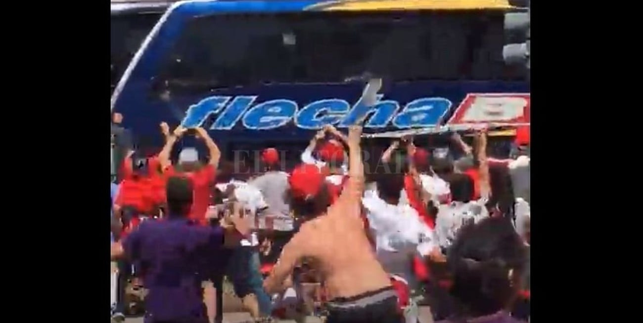 Video: apedrearon el micro de Boca y ya hay una investigación judicial en marcha