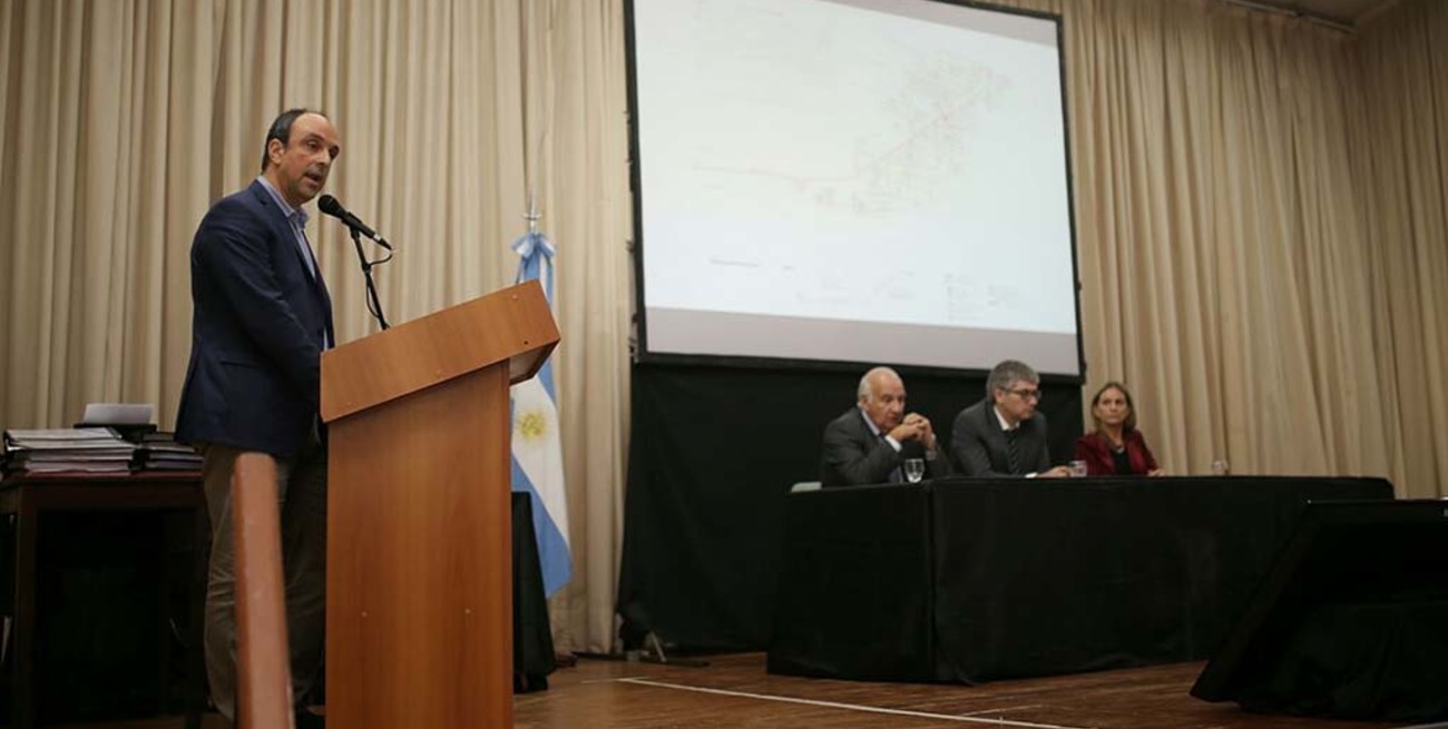 José Corral: "Queremos, como los vecinos de la Costa, que la obra comience ya"