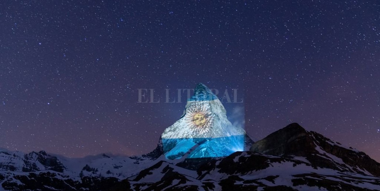 Hermosas imágenes de  la Bandera Argentina proyectada en las cimas de Los Alpes
