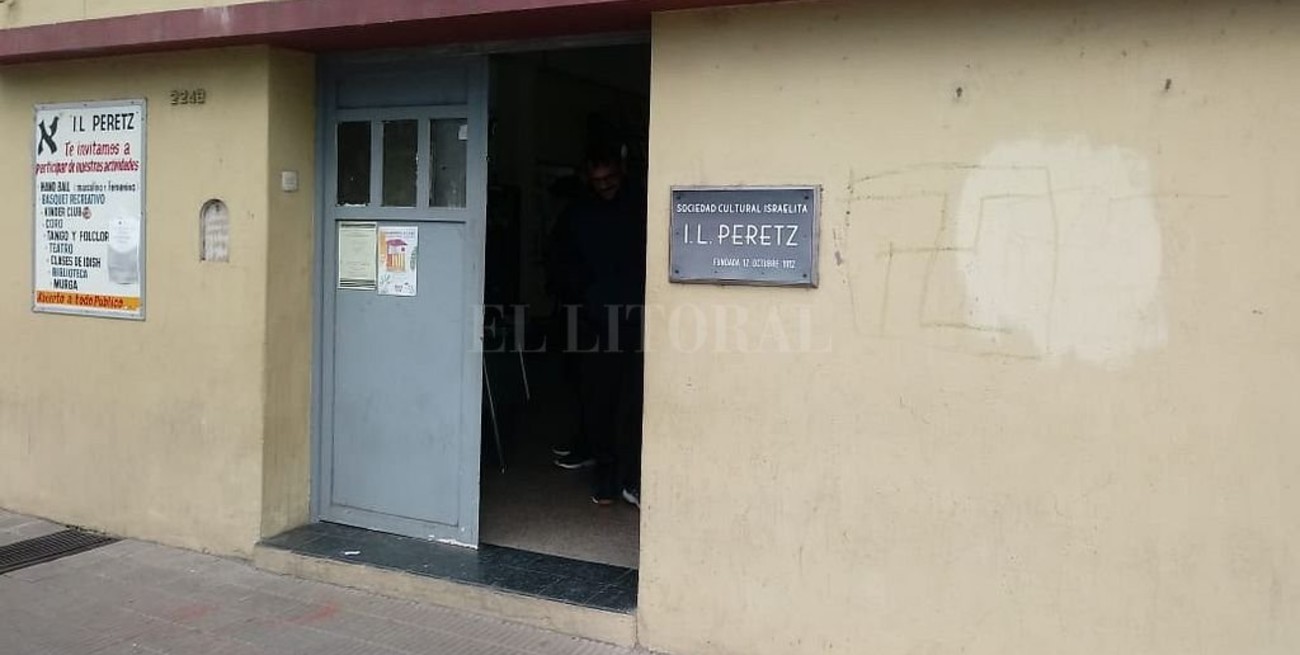 Otra vez pintaron una esvástica en el frente del edificio de la Asociación "I.L. Peretz"