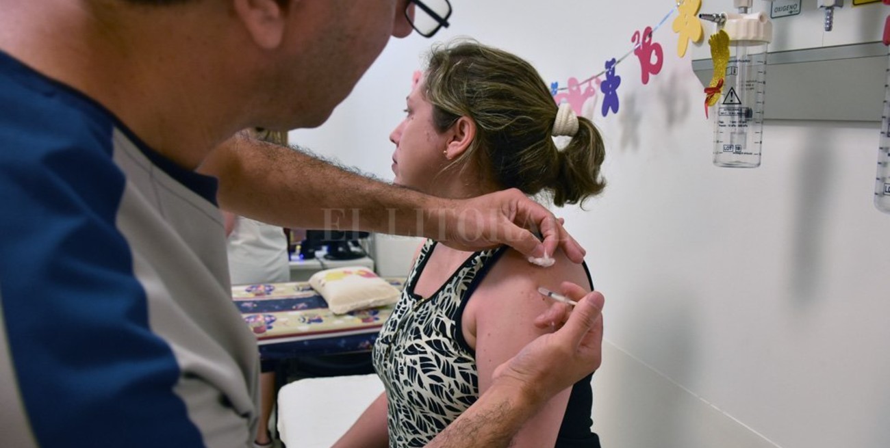 Llegaron vacunas y hay que consultar en los centros de salud para recibirlas