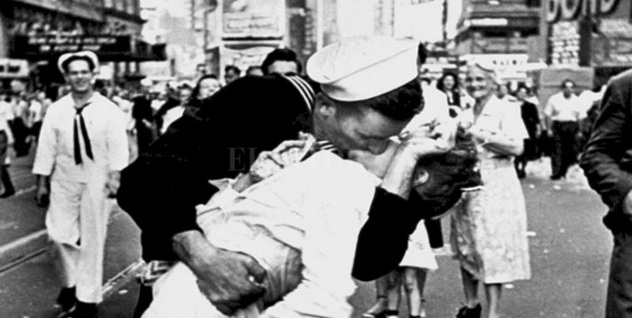 6 de julio: Día Internacional del Beso Robado