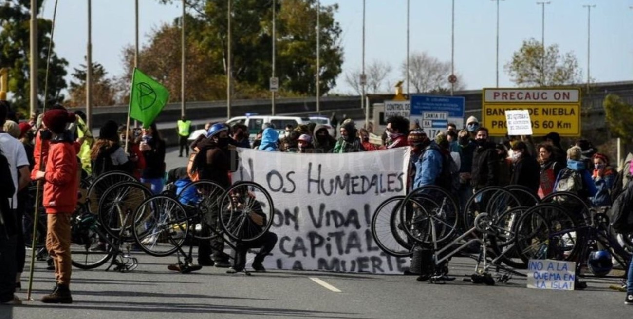 Ambientalistas volvieron a cortar el puente Rosario-Victoria por las quemas en las islas