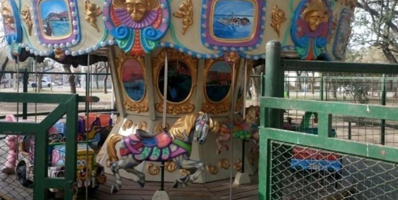 El dueño de una calesita vende sus caballitos de madera para poder subsistir