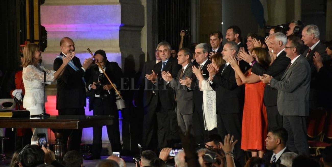 Omar Perotti le tomó juramento a sus ministros