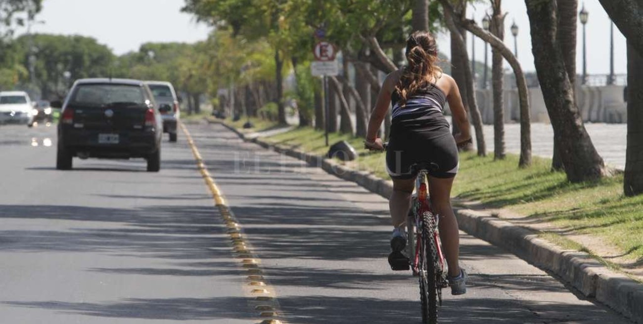 Manifestación en el Faro de la Costanera por una ciclista embestida por un auto