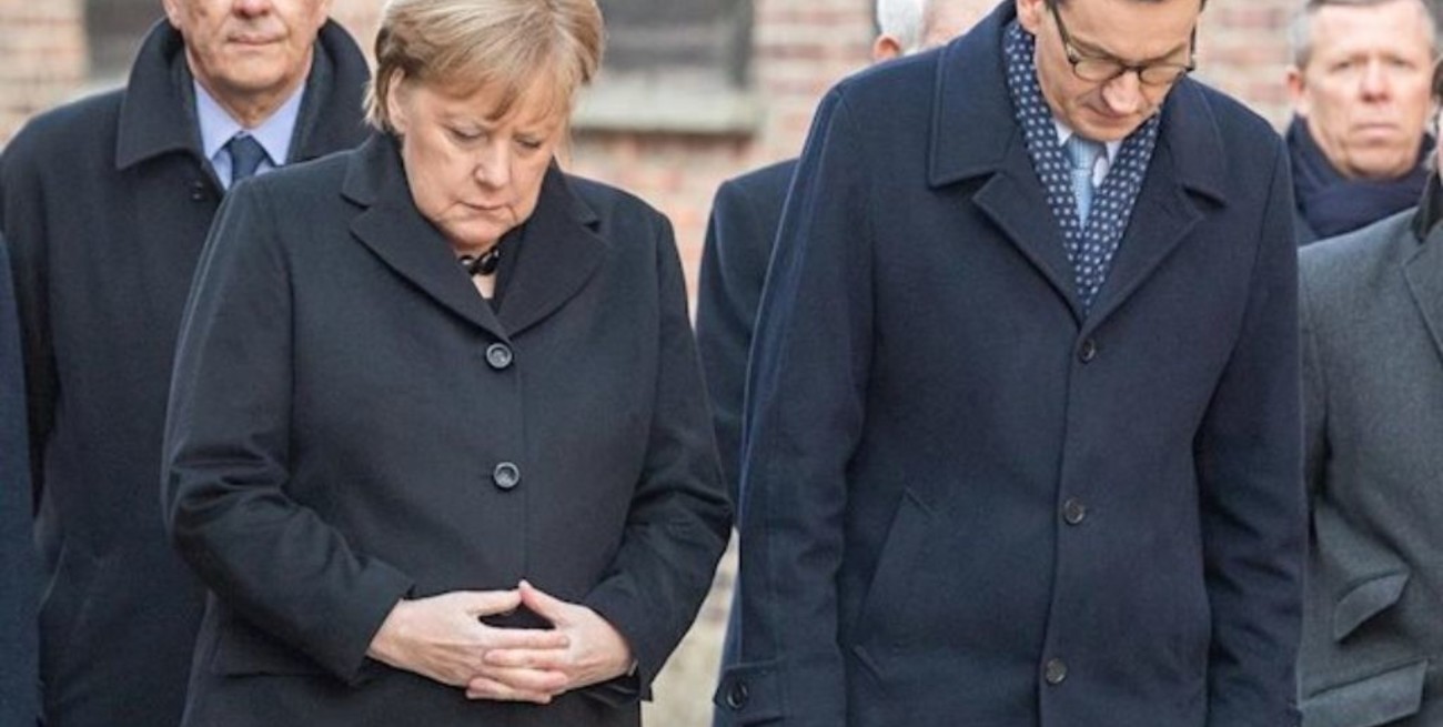 Merkel rinde tributo a las víctimas del nazismo en su primera visita a Auschwitz