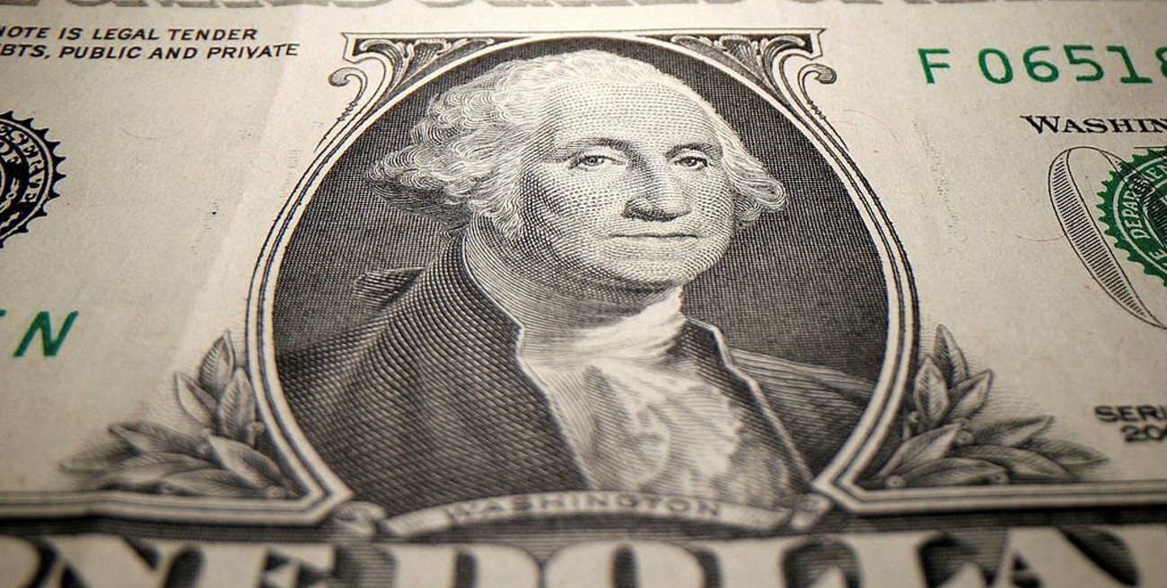 El dólar blue escala a un récord de $ 147 y crece la brecha