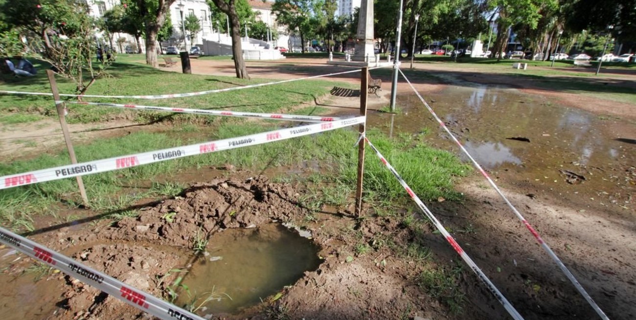 A la Plaza España le emergió un "lago"