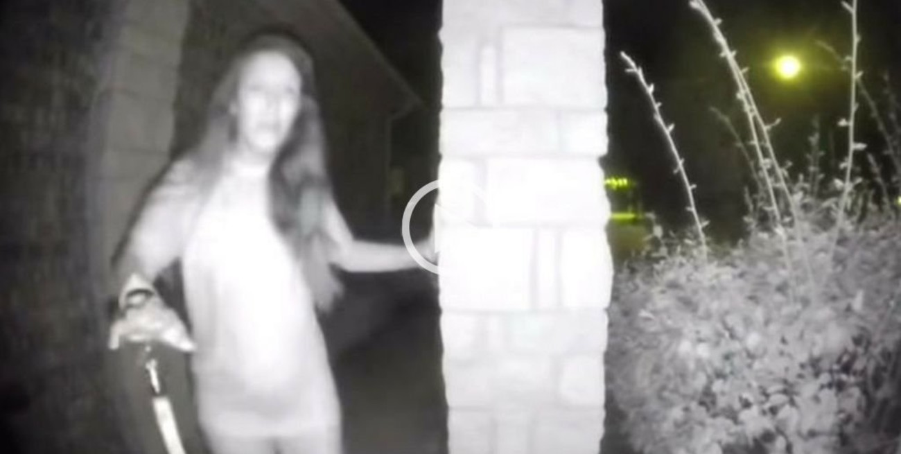 Resolvieron el misterio de la mujer que tocaba timbres con esposas en las manos