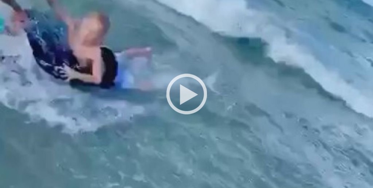 Video: Un policía rescata a un niño de un tiburón que lo acechaba