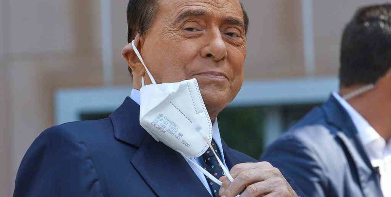 Berlusconi sigue dando positivo al coronavirus un mes después de su contagio