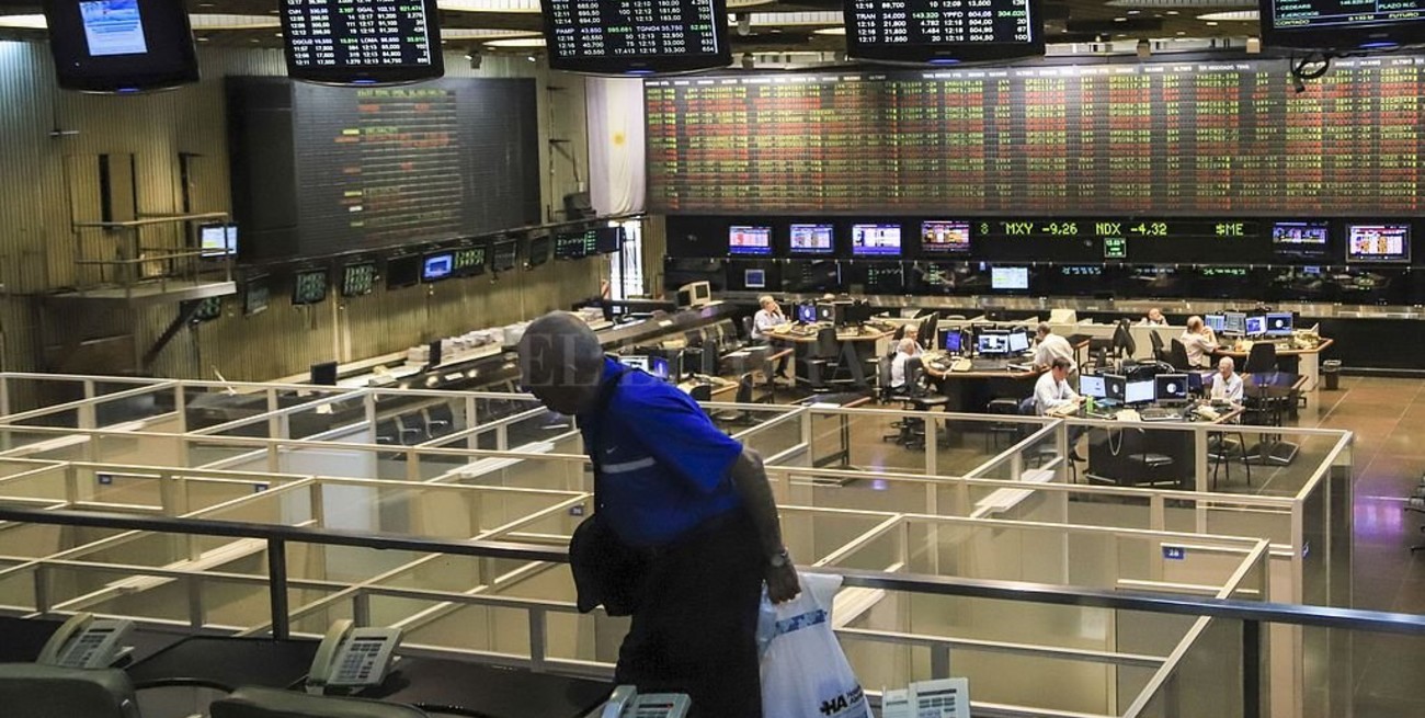 La Bolsa de Comercio cerró con un leve repunte tras la debacle en una semana negra