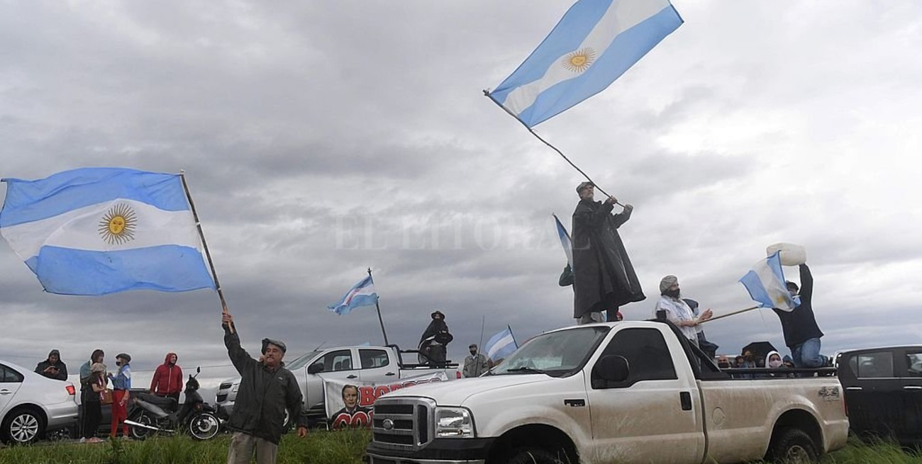Nuevo banderazo frente al campo de los Etchevehere 
