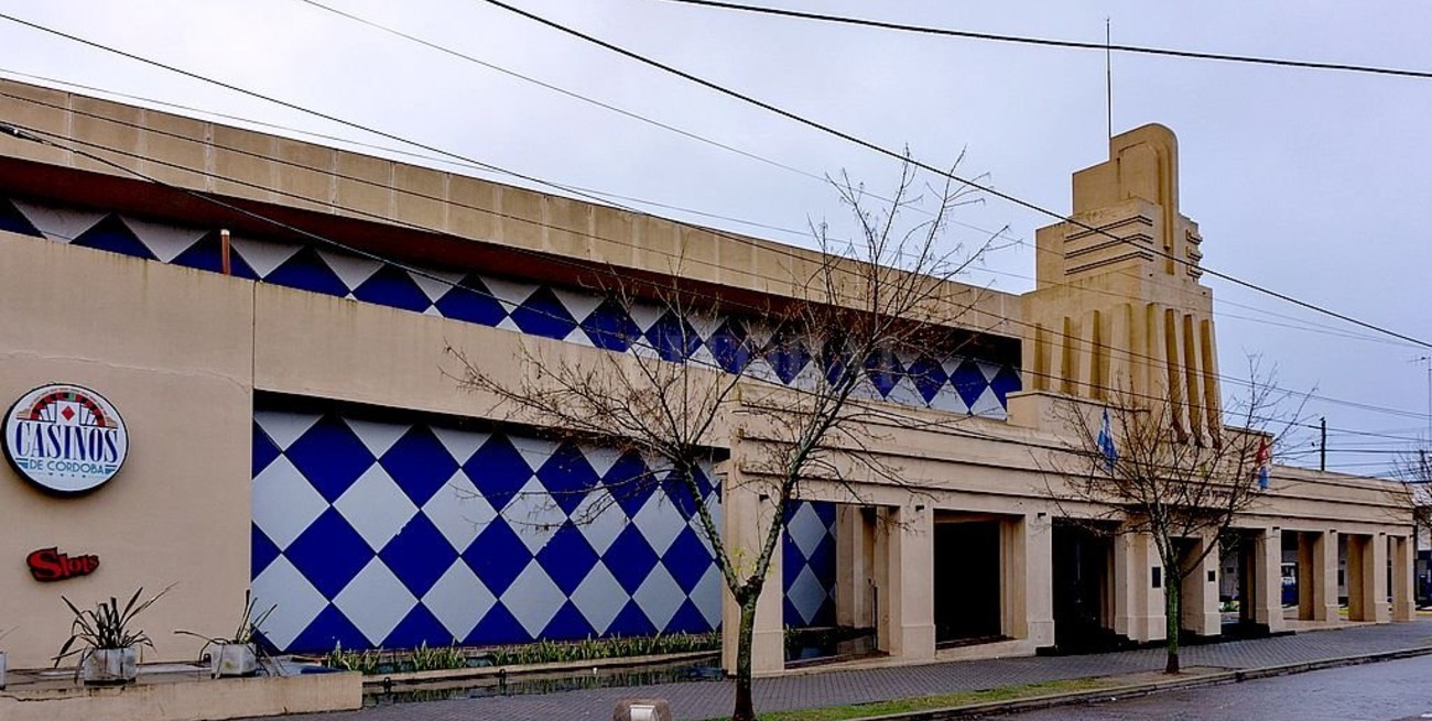 Arrestan a un matrimonio que dejó a su bebé de 1 año encerrado en el auto para ir al casino