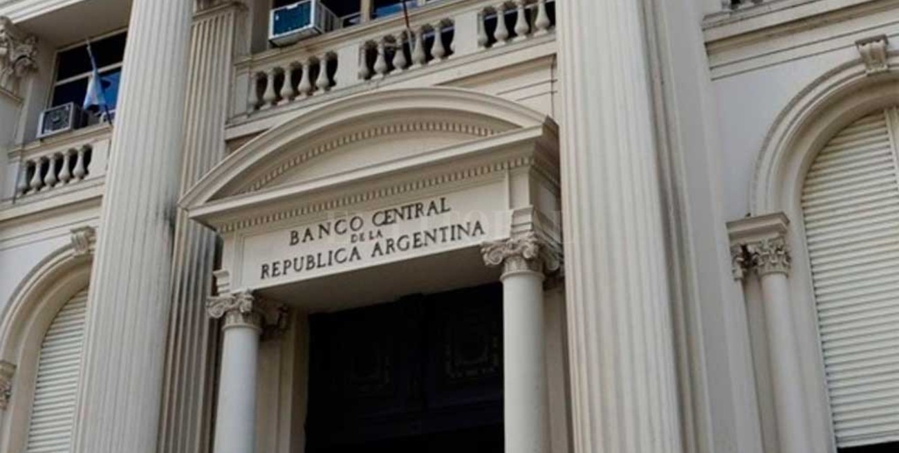 Habilitan a los bancos a atender dos horas más al público