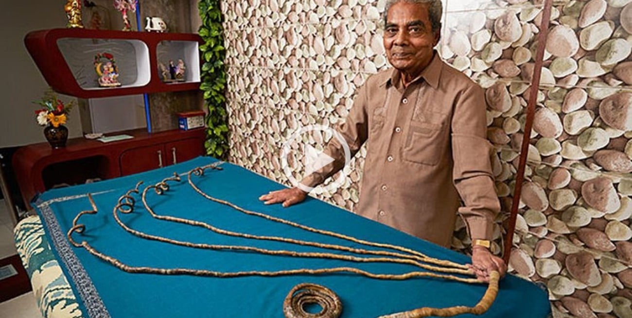 El hombre con las uñas más largas del mundo las entregó a un museo