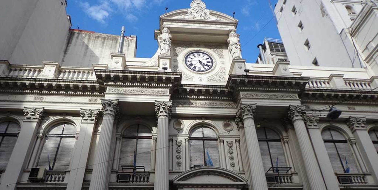 Para descomprimir el dólar, el Banco Central subió la tasa de plazo fijo a 34% 