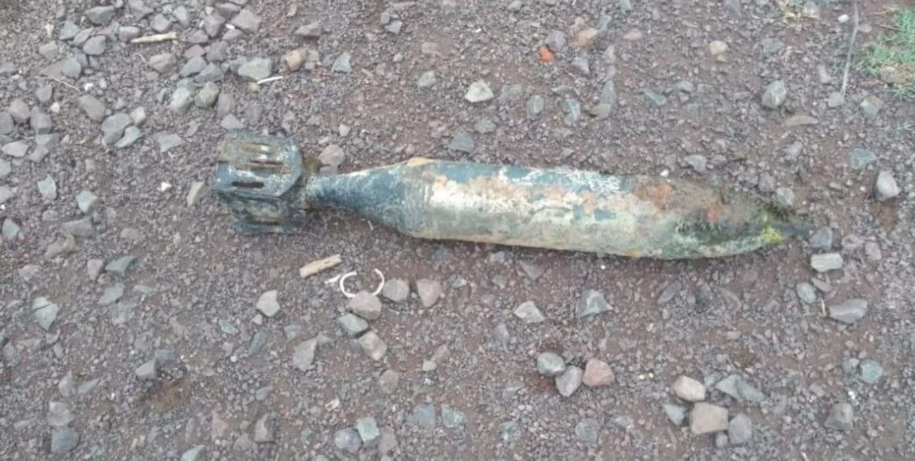 Insólito: Encontraron una munición de mortero en una alcantarilla