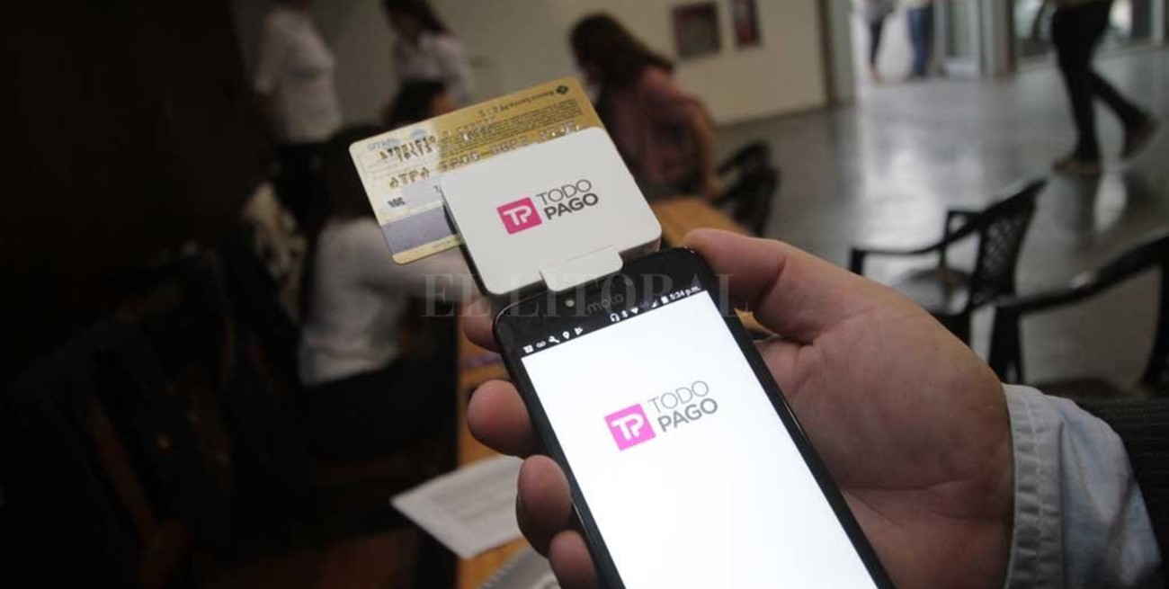 Ya hay 150 taxis y remises que pueden cobrar con POS