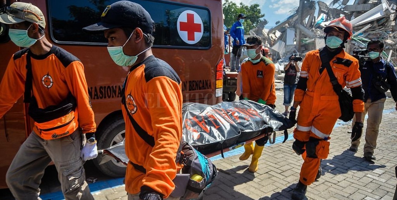 Ya son más de 1.200 los muertos por el terremoto y tsunami en Indonesia