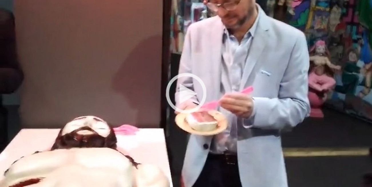Denuncian ante el Inadi a un ministro porteño por comer una torta con forma de Cristo