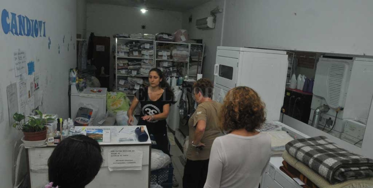 Por la humedad, la ropa no se seca  y las lavanderías están desbordadas