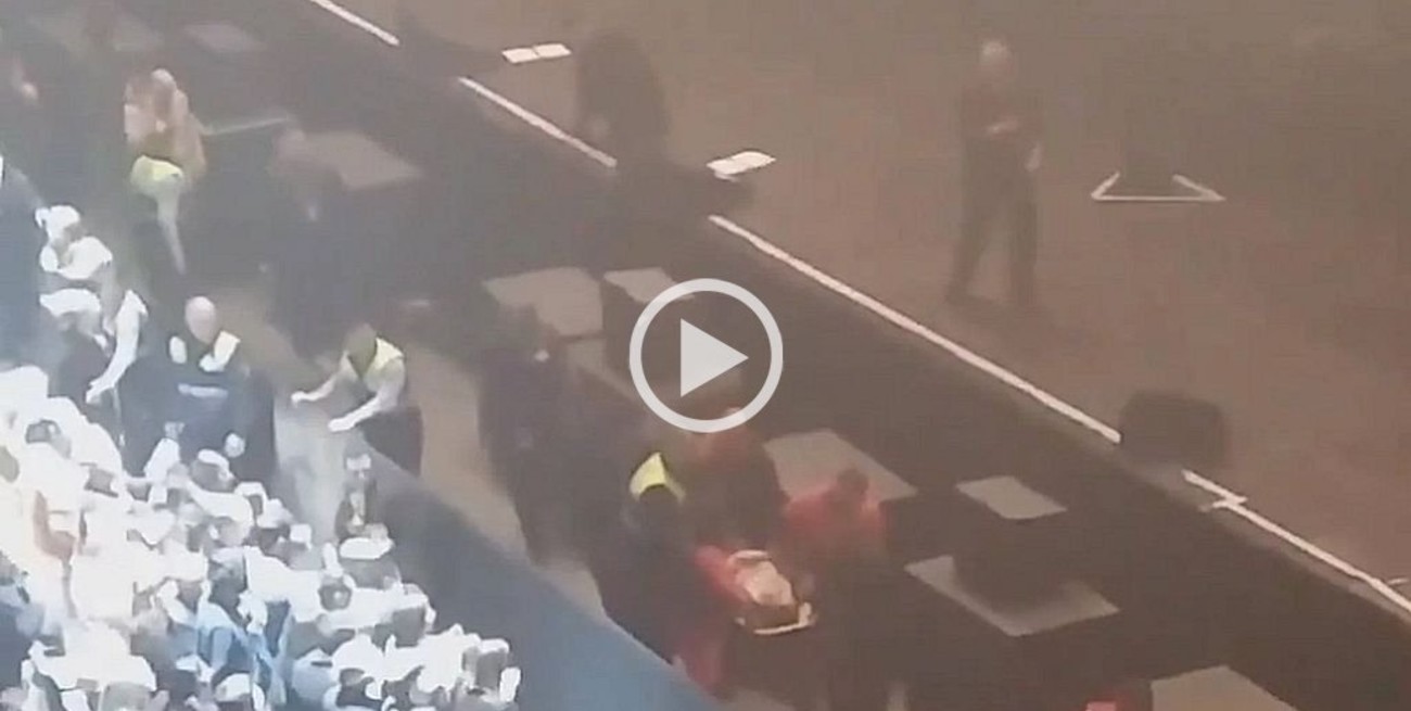 Video: Joaquín Sabina se cayó de un escenario en Madrid y debió cancelar un show