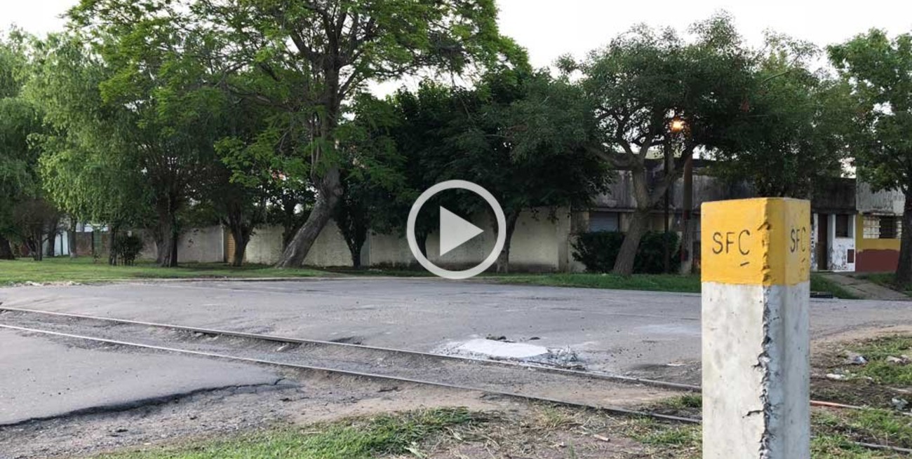 El cruce de vía de calle Alvear es una "Ruleta Rusa"