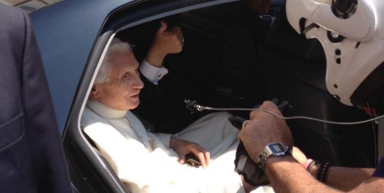 Tras cuatro años, Benedicto XVI salió del Vaticano y paseó por las afueras de Roma