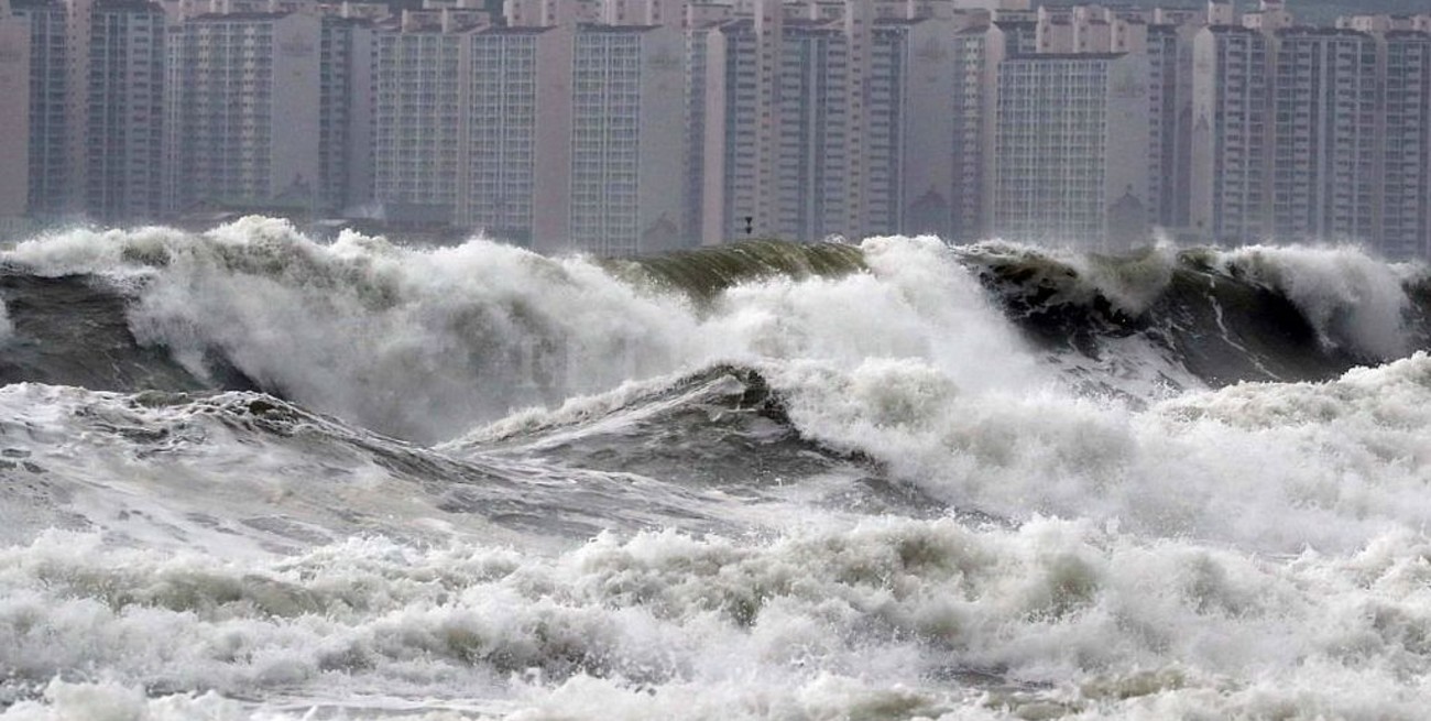 Un muerto y 300 vuelos cancelados por un fuerte tifón en Corea del Sur