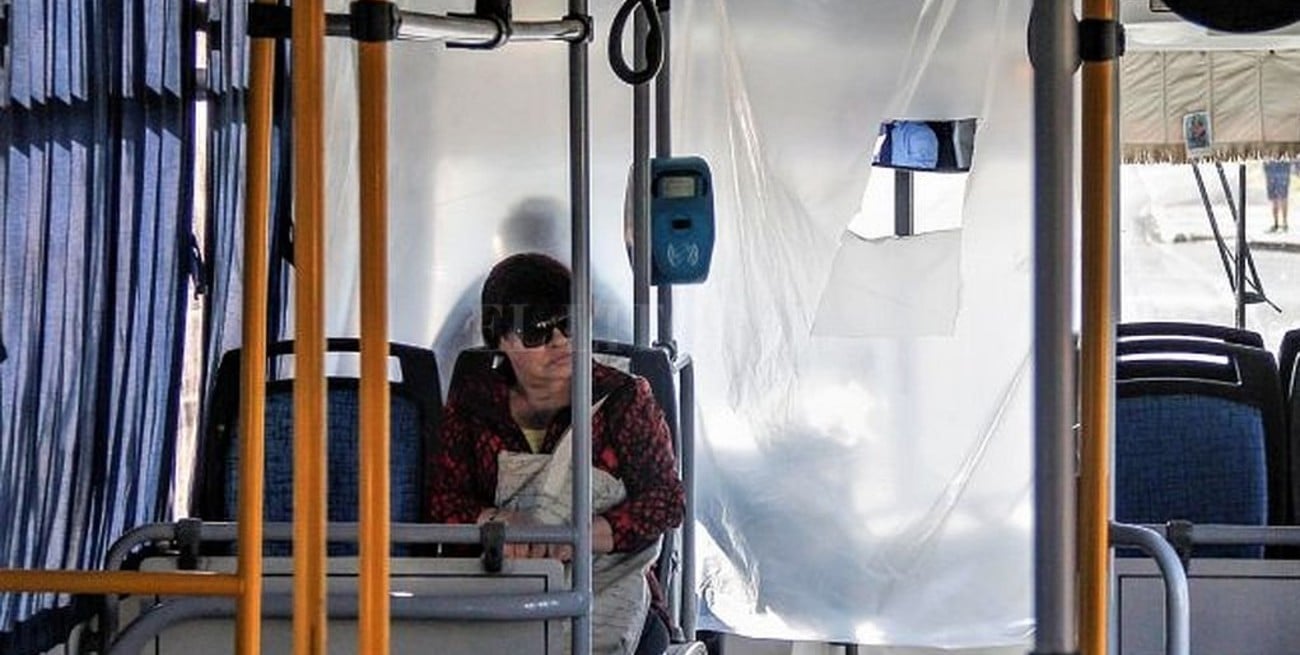 Neuquén: choferes de una empresa de colectivos hicieron sus propias mamparas sanitarias