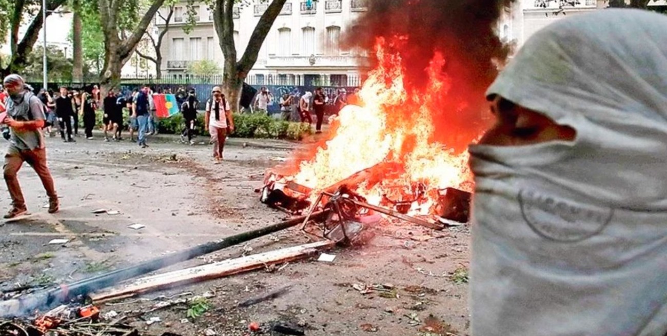 Atacan la embajada argentina en Santiago durante las protestas en Chile