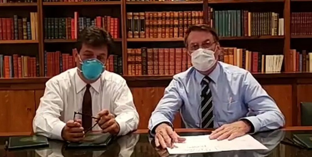 Bolsonaro apareció con barbijo en vivo y dijo que espera el resultado de su análisis