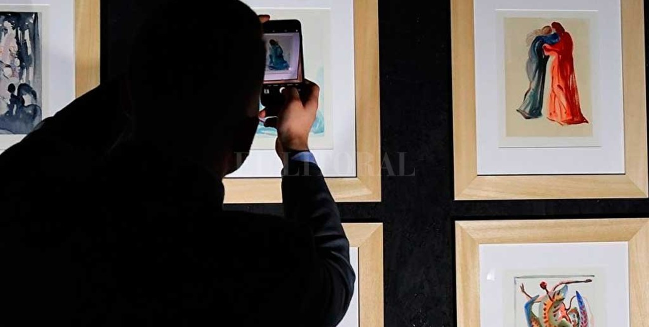 Video: arruinan dibujos de Dalí y Goya por sacarse una selfie