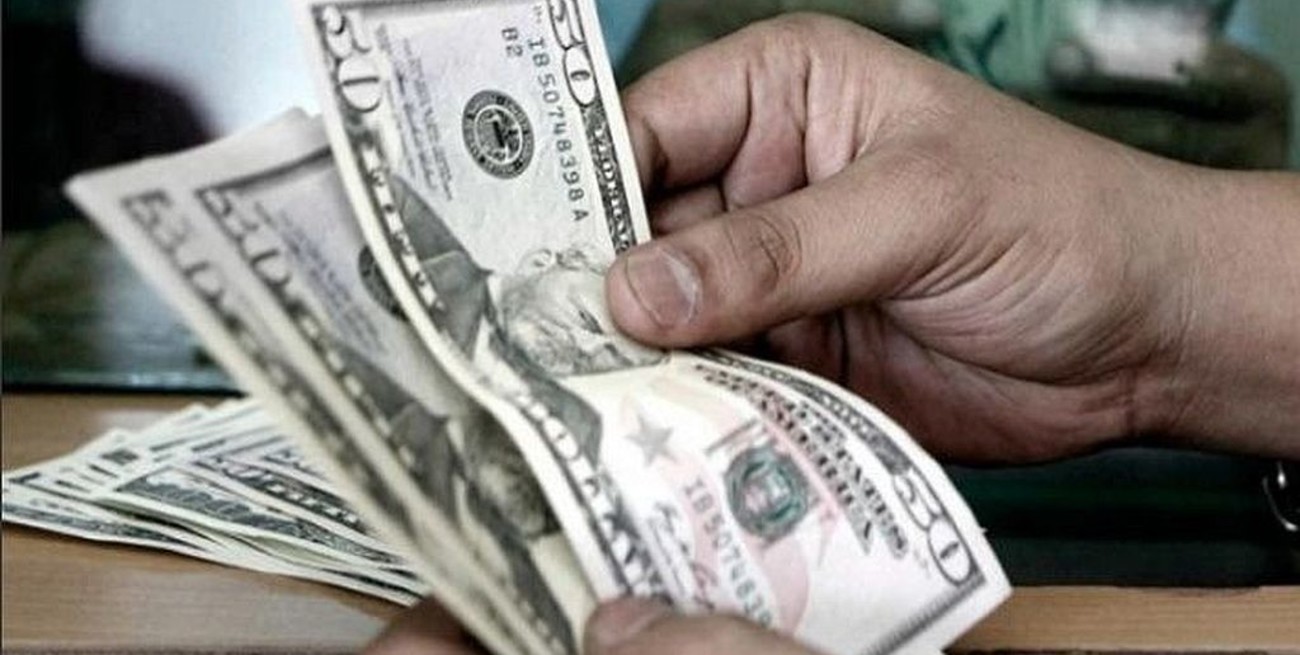 El dólar abrió a $ 69,75 en el Banco Nación y el "blue" se vende a $ 133
