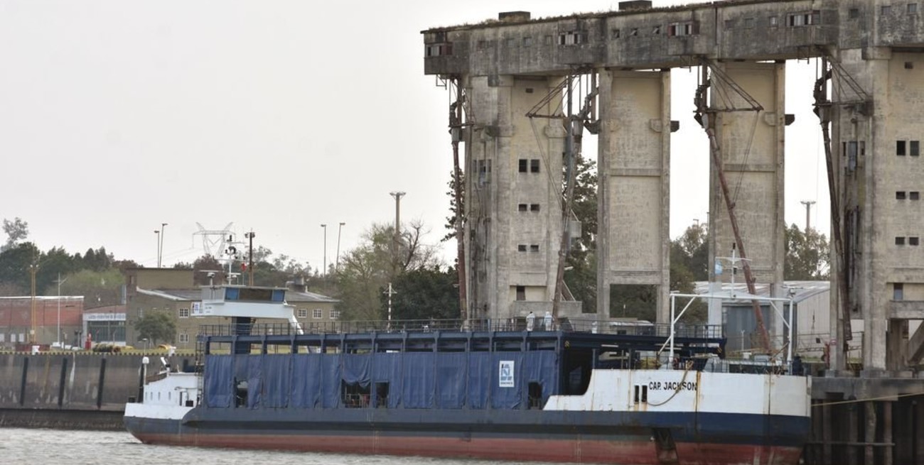 Embarques sin pausa: un buque para autos carga maíz a granel en el puerto de Santa Fe
