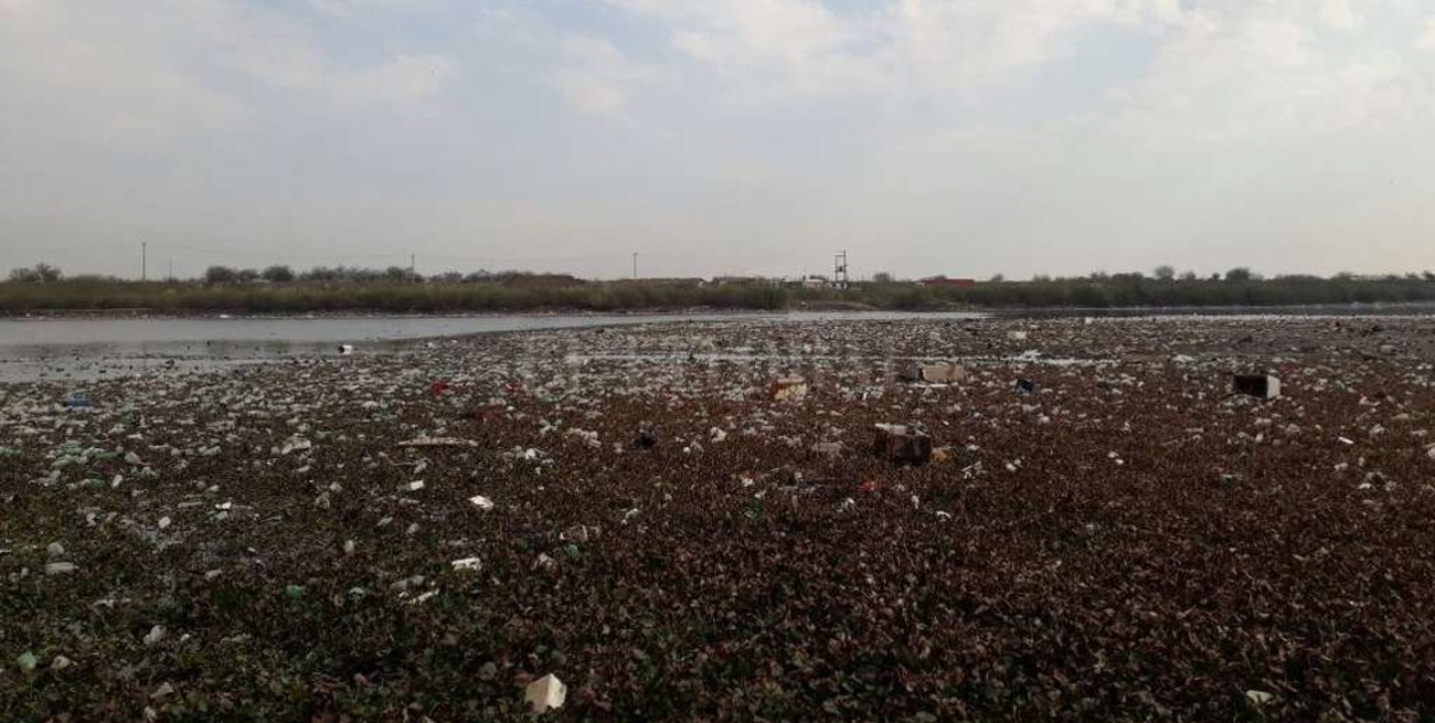 Acumulación de basura en un reservorio del Oeste