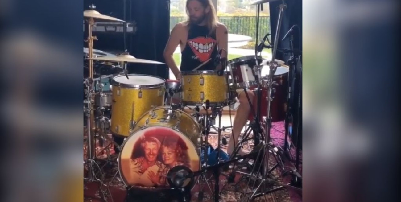 Taylor Hawkins de Foo Fighters enseña a tocar la batería en Instagram y pide a la gente que se quede en su casa