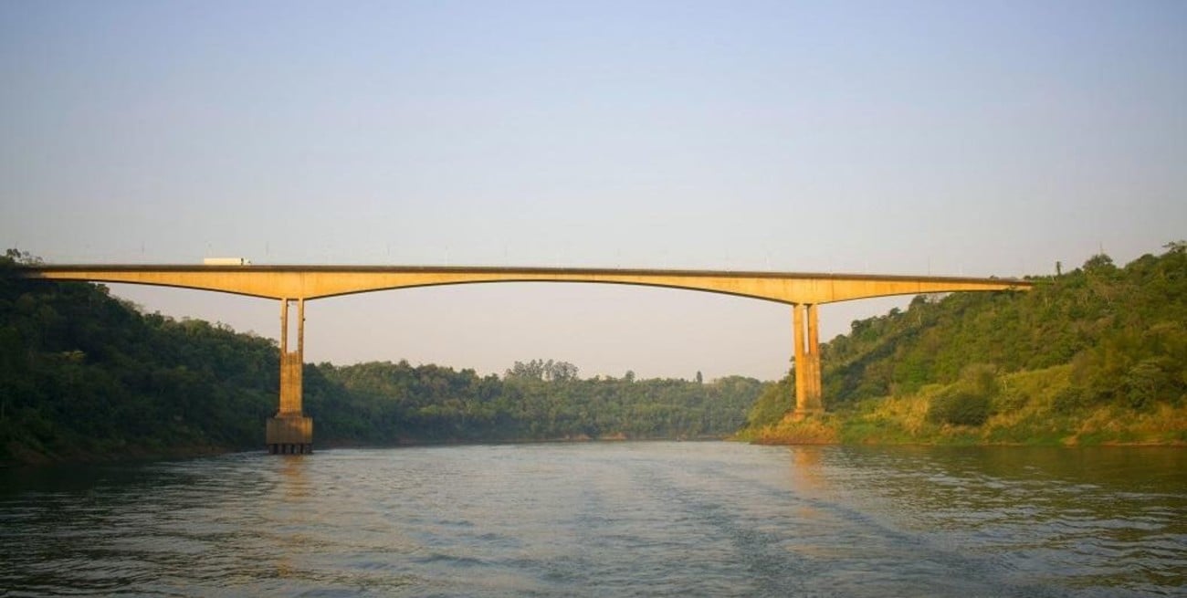 Cerraron el ingreso de personas y transporte por el puente internacional que une Foz de Iguazú con Brasil